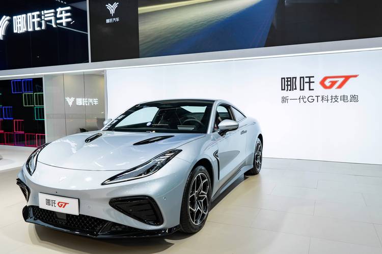 佛山317哪吒汽车在智能汽车领域的表现，领途汽车在新能源汽车市场中的影响力